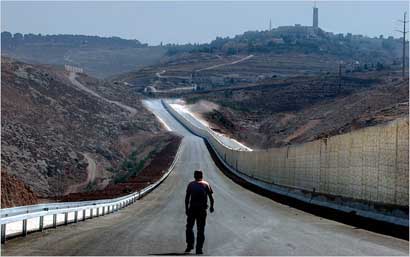 Une route d'Apartheid sur une terre déjà divisée